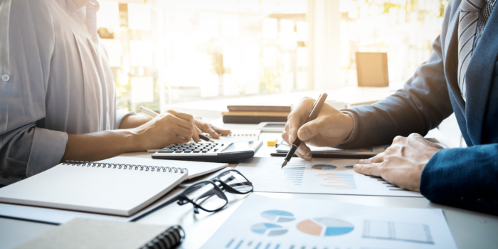 inspecteur-financier-secretaire-entreprise-font-rapport-calculent-verifient-equilibre-document-verification-inspecteur-du-service-recettes-internes-concept-audit inspecteur-financier-secretaire-entreprise-font-rapport-calculent-verifient-equilibre-document-verification-inspecteur-du-service-recettes-internes-concept-audit